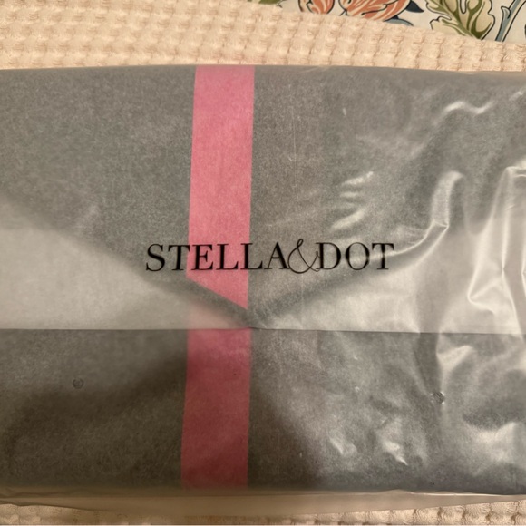 *NEW* Stella & Dot clutch. - Picture 2 of 6